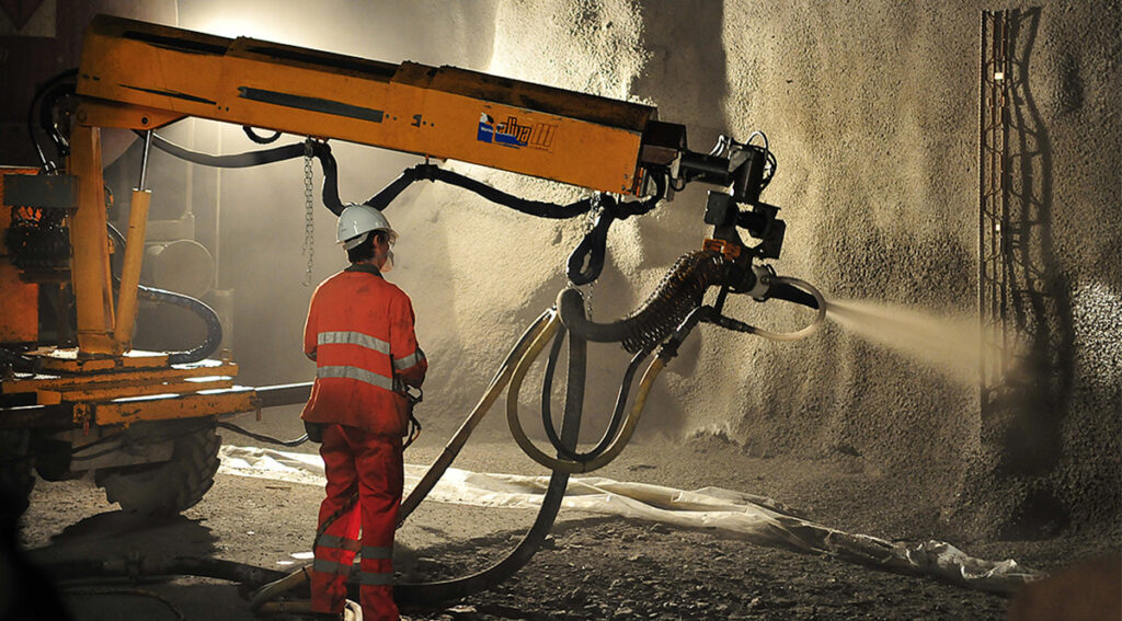 a tunnelbuilder is operating the nozzle during the spray concrete application during the CUC course